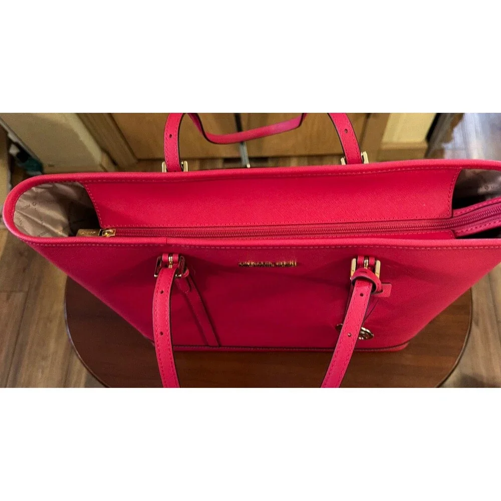 Michael Kors Jet Set Large Tote Fuchsia Pink Saffiano Leather Top Zip Gold. EUC!